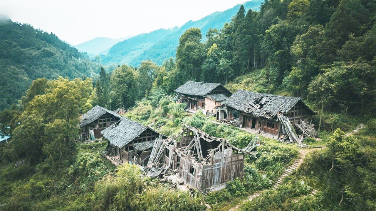 贵州深山一村子整体搬迁，到处是废弃的木房子，想在山里养老的可以过来看看【乡村阿泰】