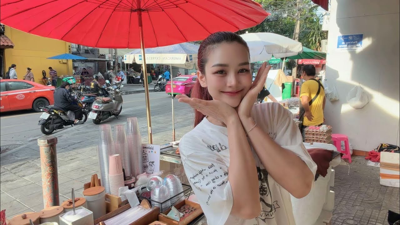 LIVE Street Caf&eacute; - Welcome Family 🤗 Ploysai Coffee Lady in Bangkok Thailand - Thai Street Food