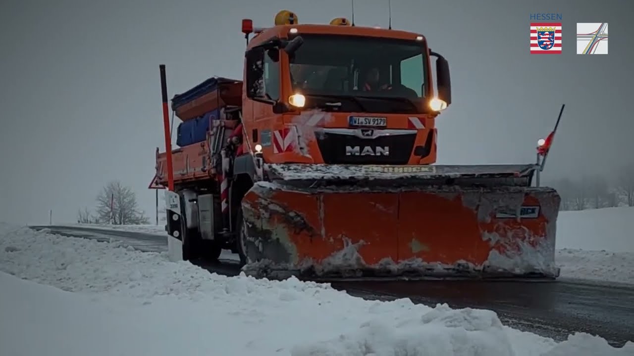 Mit dem Streufahrzeug unterwegs: Winterdienst in der Rhön