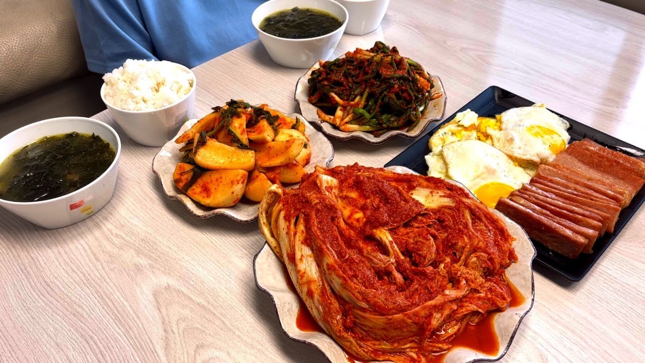 집밥먹방) 매운 불김치 맵따구 배추김치, 파김치, 총각김치 와 계란후라이,스팸,미역국 | Home meal (Spicy Kimchi, Fried Egg, Spam) Mukbang