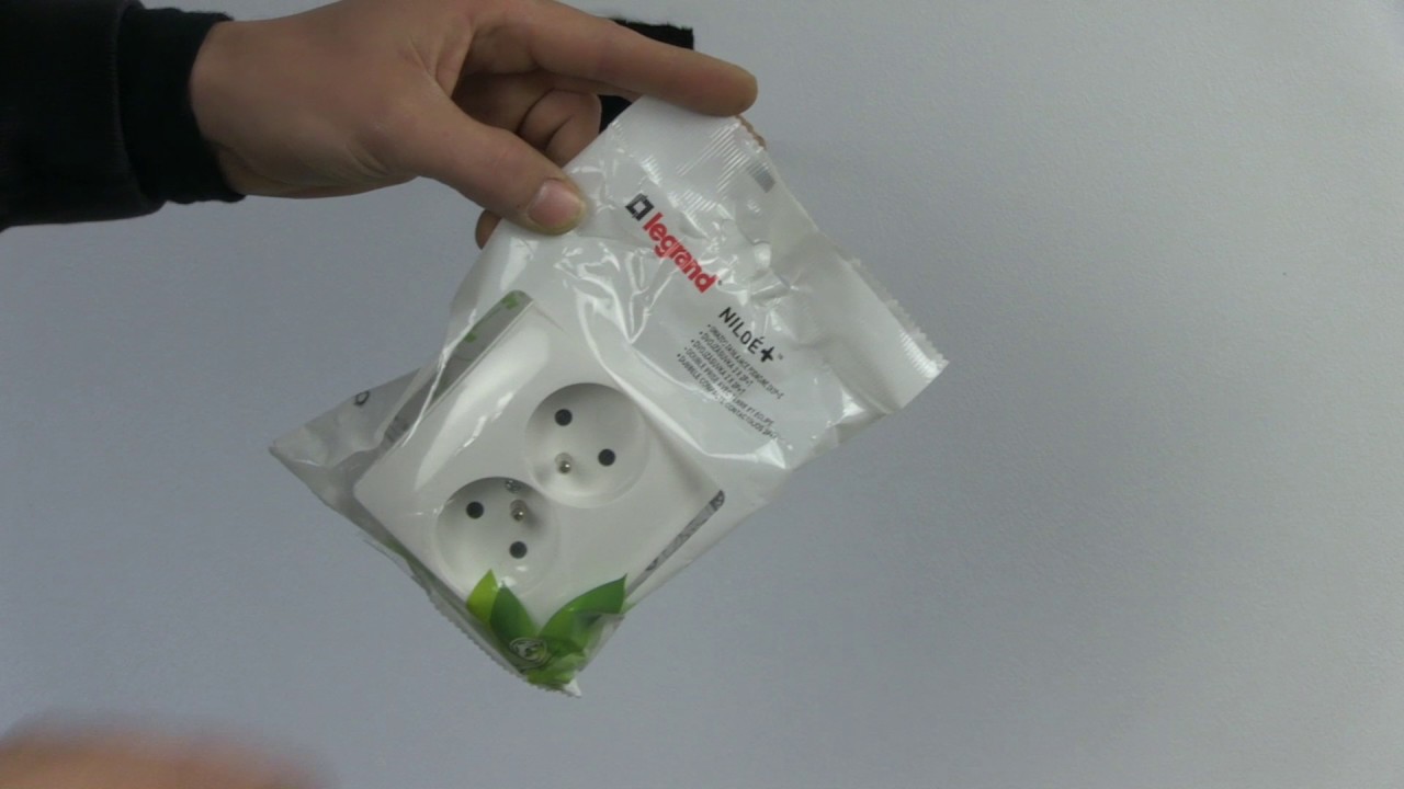 Een enkelvoudig stopcontact door een dubbel compact stopcontact vervangen