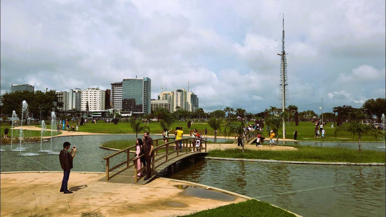 Brasília - Implosão de hotel e caminhada na manhã de domingo