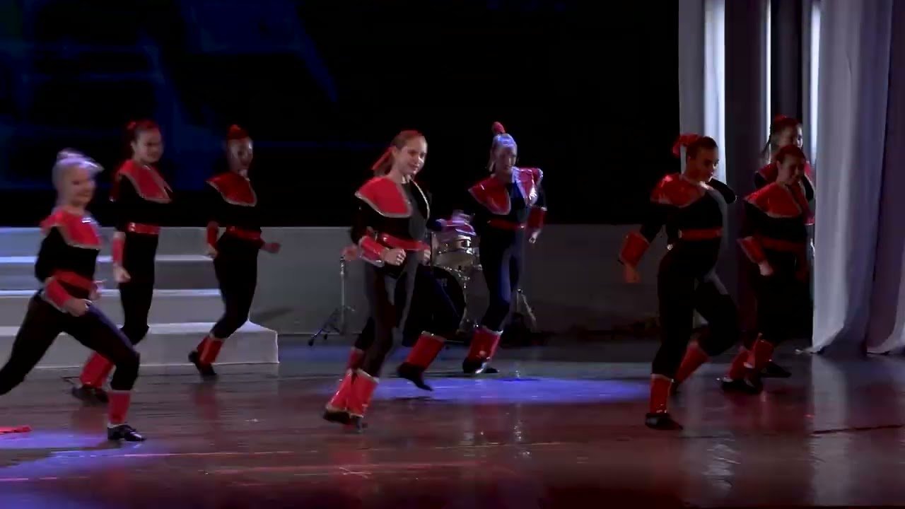 Народный коллектив ансамбль эстрадного танца 