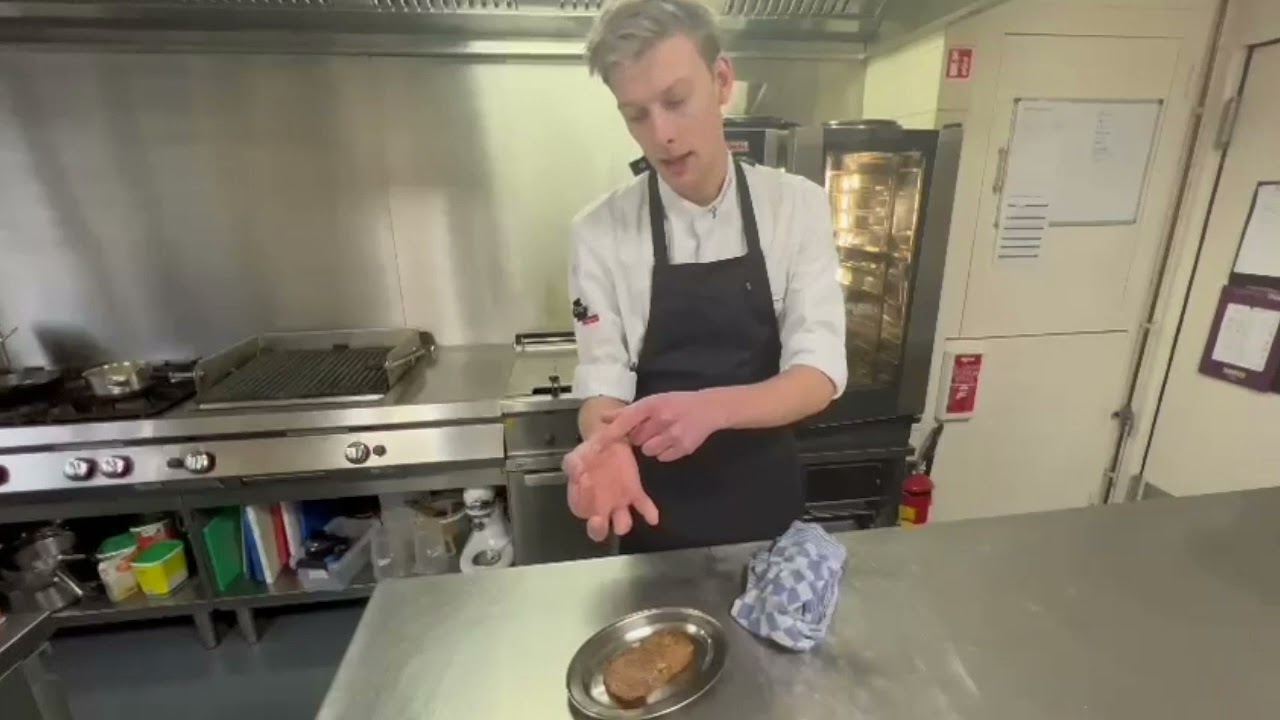 Kerstmenu 2021: Hoofdgerecht - Kalfsentrecote, creme van knolselderij, bloemkool en hartig taartje