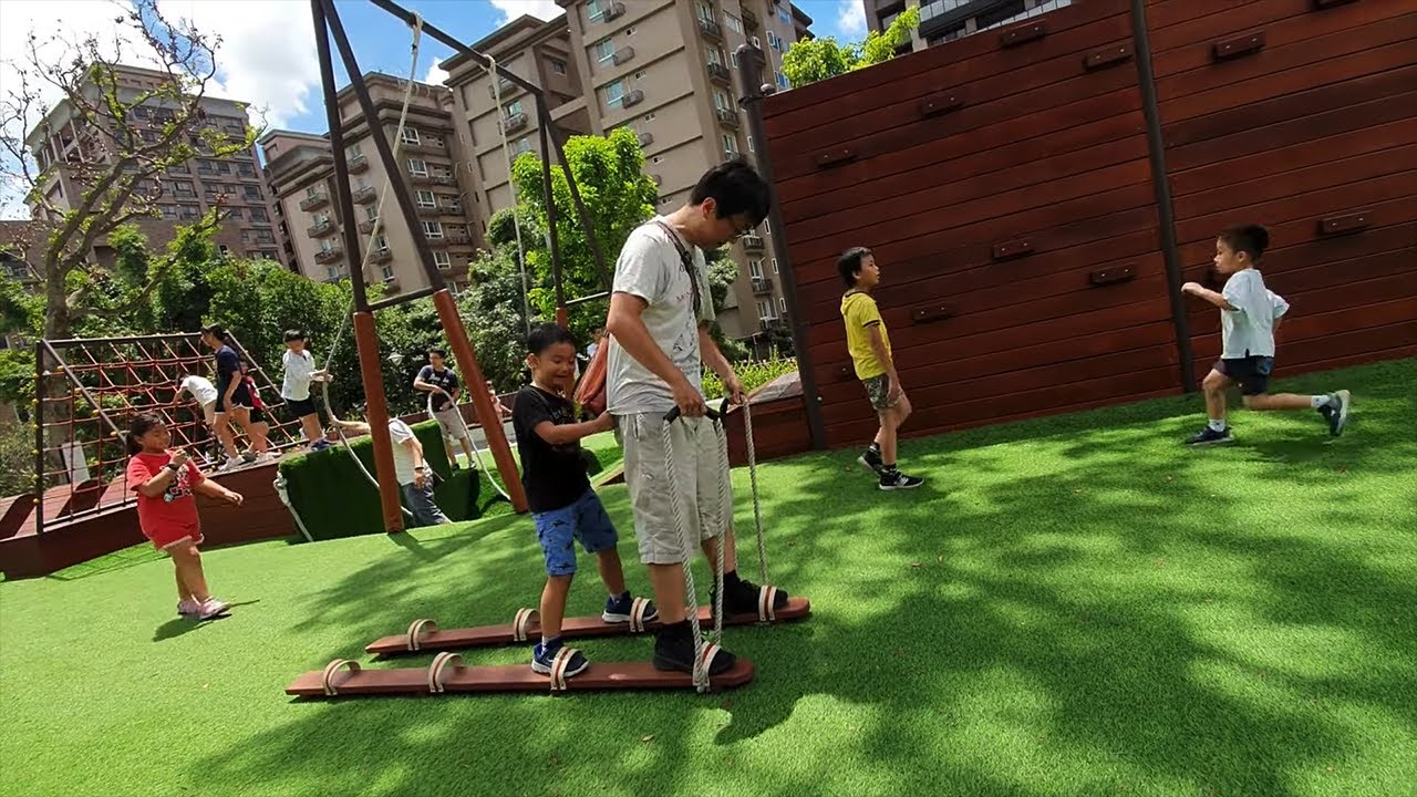 在草地用雪蹺玩兩人三腳遊戲｜大有梯田生態公園