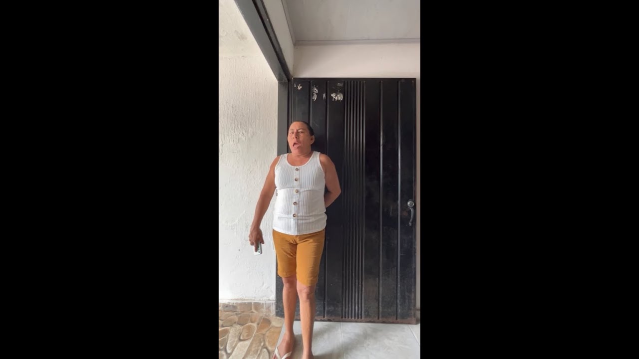 Mi papá regresa a casa broma a mi mamá