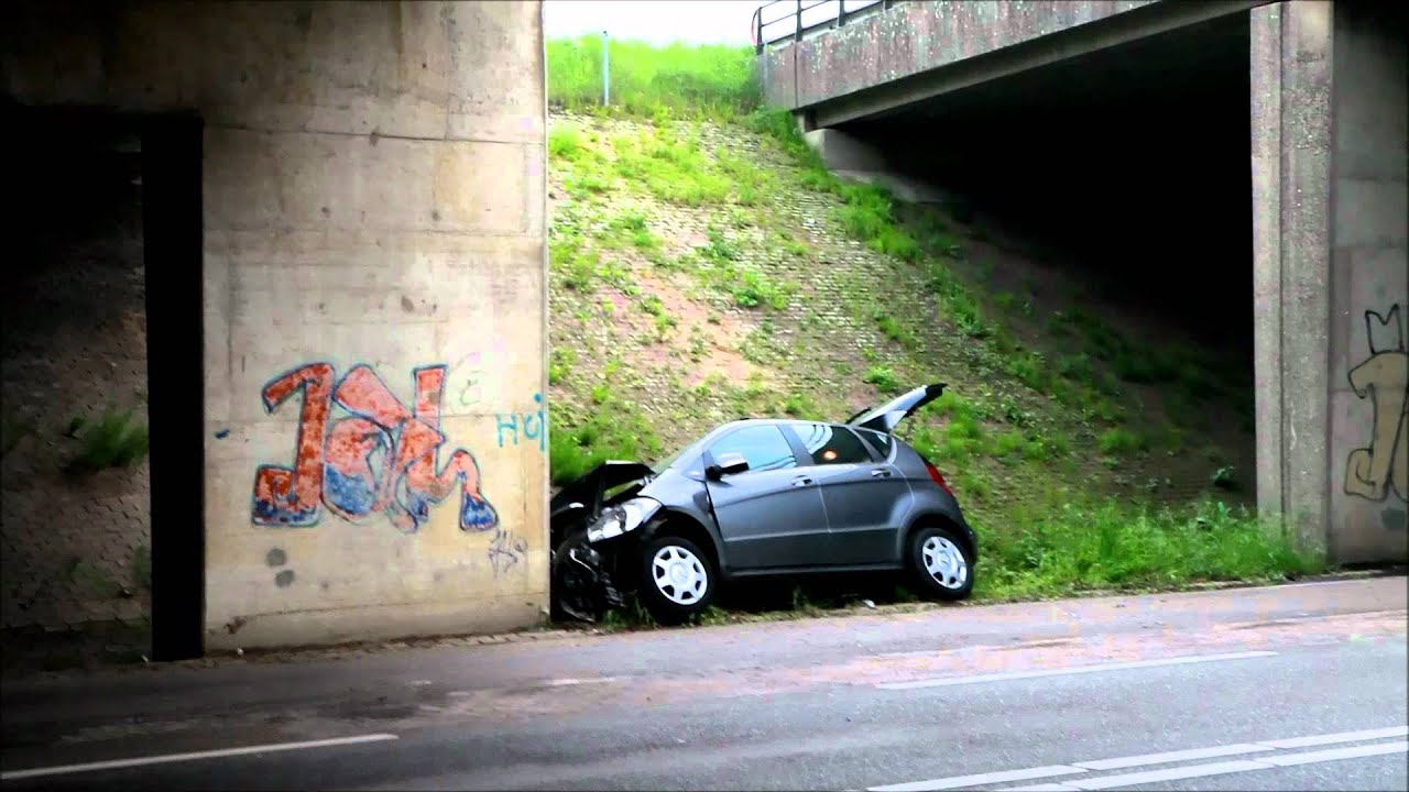 Auto belandt tegen brugpijler Gronsveld