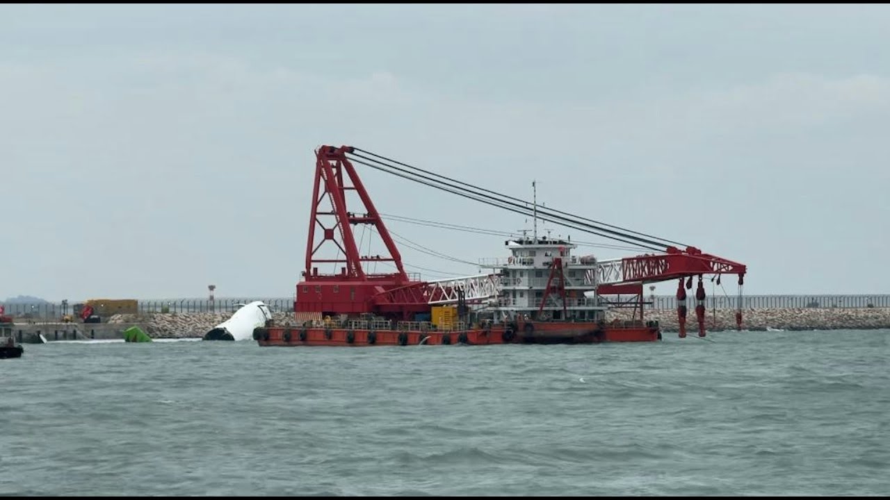 01直播LIVE｜2025-10-24  機場貨機衝落海事故　打撈船及拖船將打撈貨機殘骸｜01新聞｜貨機｜機場｜保安｜突發