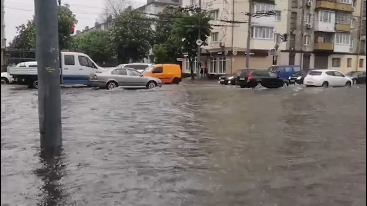 На житомирських вулицях люди плавають на матрацах та катаються на гідроциклах