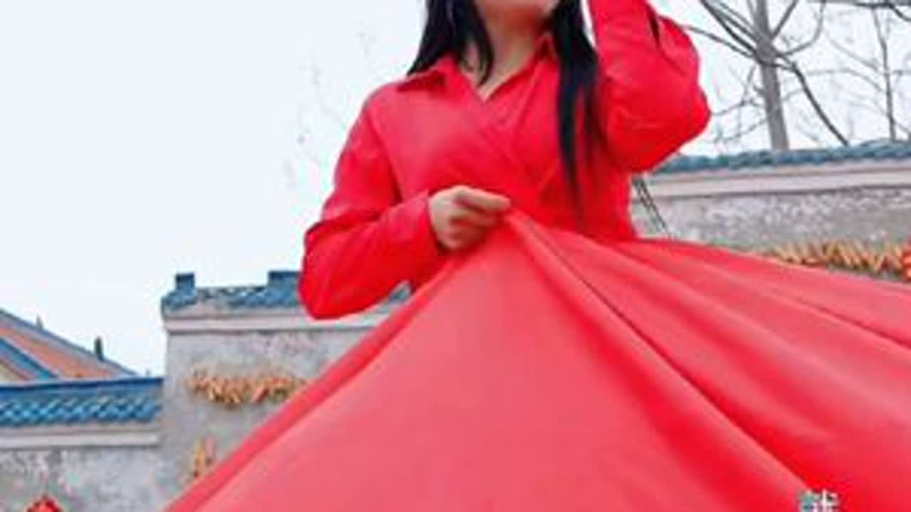 《姐就是女王》中的歌词，传达出女性自信自强的态度，副歌部分“姐就是女王，自信放光芒，你若爱就来，不爱莫张狂”极具感染力。#热门热歌 @小土妹(不忘初心) @黑妹¹⁹¹⁵一五班下午4.30播 @刘...