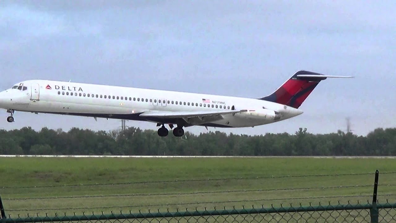 Delta Air Lines Mcdonnell Douglas DC-9-50 Landing Cleveland Hopkins International Airport