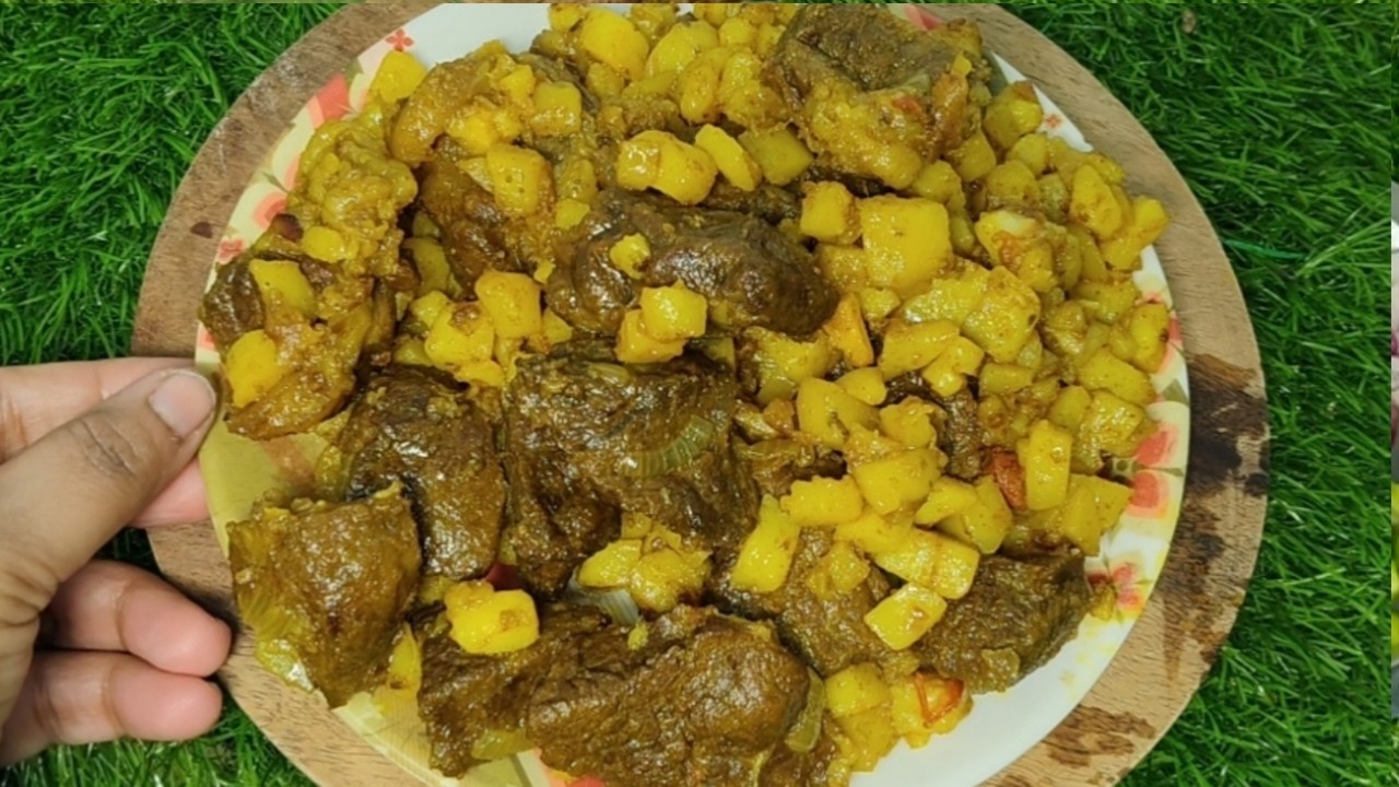 आलू गोश्त का सालन-Sehri/Iftar k liyen banaye Aloo Gosht ka Salan | cooker  main Aalu Gosht Banane