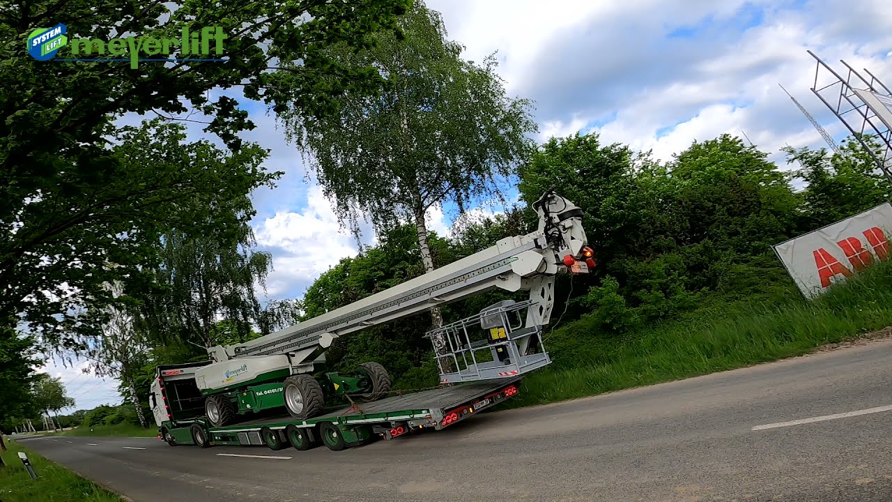 Transport von Arbeitsbühnen XXL mit Scania R 450, Meusburger Tieflader und der Genie SX 150