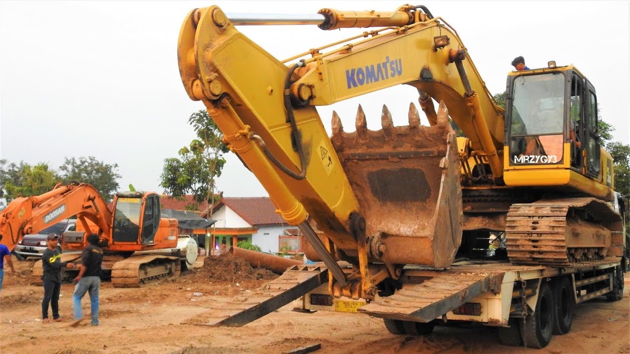 Loading Transporting The Broken Down Excavator Komatsu PC300 By Self Loader Truck Isuzu Giga FVZ 285