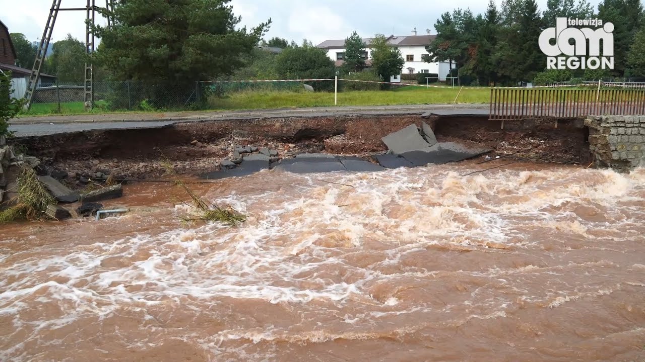 Zapadnięte drogi, podmyte koryta rzek i zalane posesje