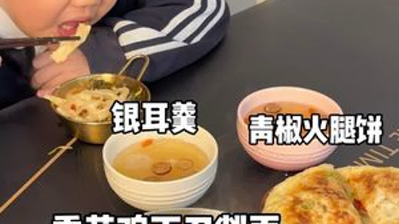 下雨天冷，孩子放学回来复刻了香菇鸡丁刀削面，真的太香太好吃啦！一点也不输外面店里的，面爽滑劲道、满满的香菇肉酱，在搭配一碗银耳羹～孩子吃的可满足啦！简单易做新手小白也可以哦！#儿童美食 #小学生...