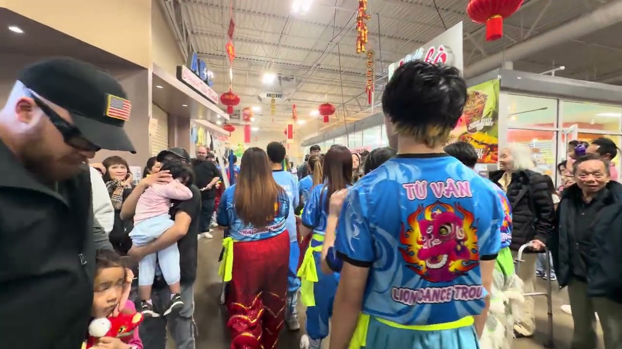 Cộng đồng người Việt đi chơi hội trợ tết ở garland Texas.