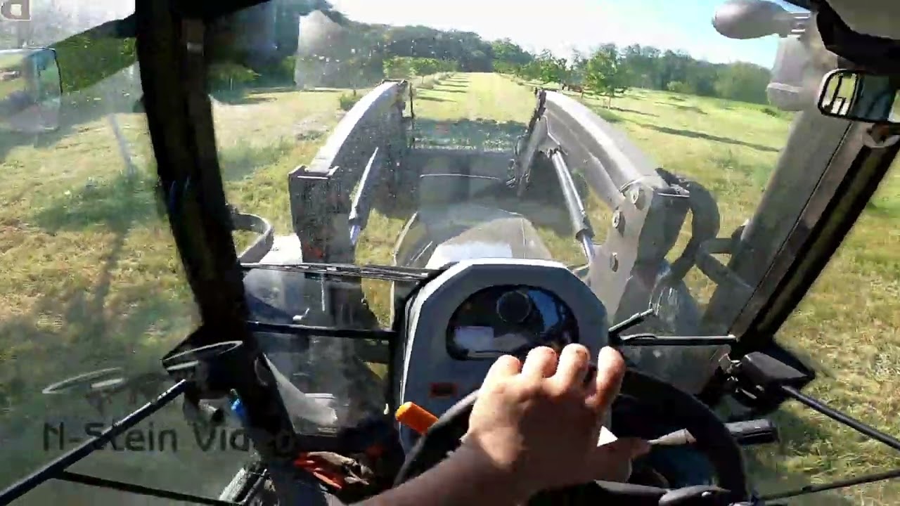 Unser Sport ist der Ballentransport - Das Heu muss Heim aber schaut selbst. Valtra G125  John Deere