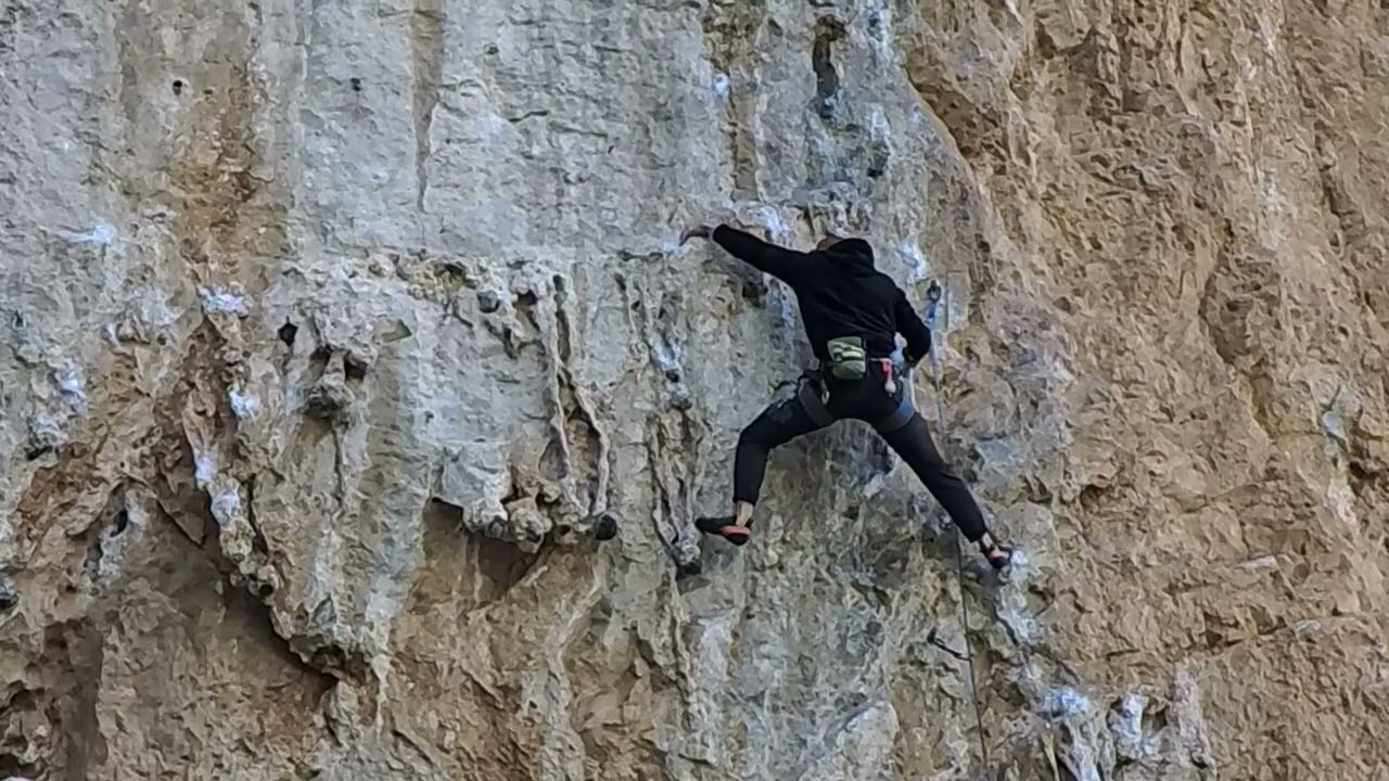 Tufa king pumped (5.12c) at Poets in Kalymnos