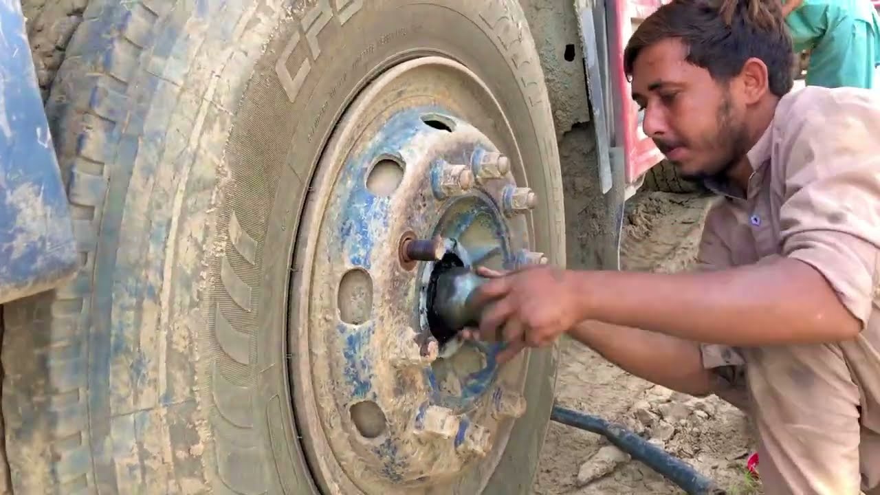 How To Replace KingPin Bering Sinotruck Howo Pakistanis'Howo to change Howo kingpin bearings(Vlog35)