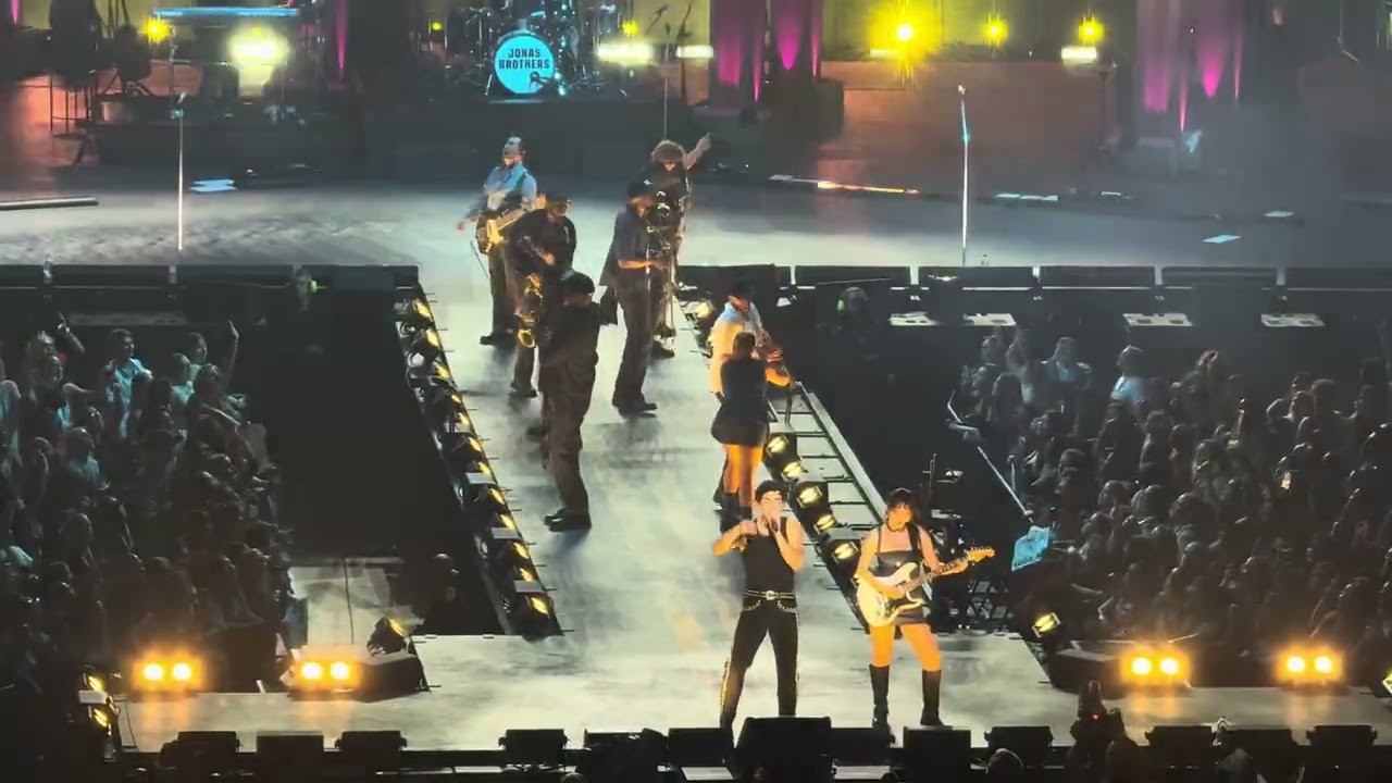 Cake 🎂 By the Ocean 🌊 (DNCE) - Jonas Brothers Live at Climate Pledge Arena in Seattle, WA 9/22/2025