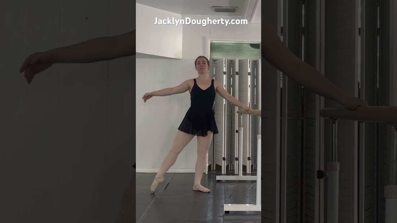 Комбинированный урок балета в коротких балетных шортах. Джеклин Доэрти.
