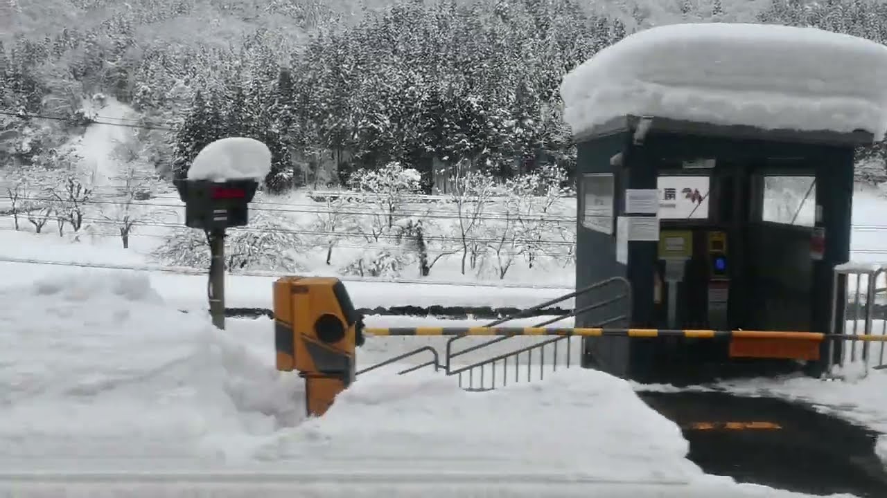 大雪の三セク北陸トンネル（4分12秒から12分18秒までトンネル内）