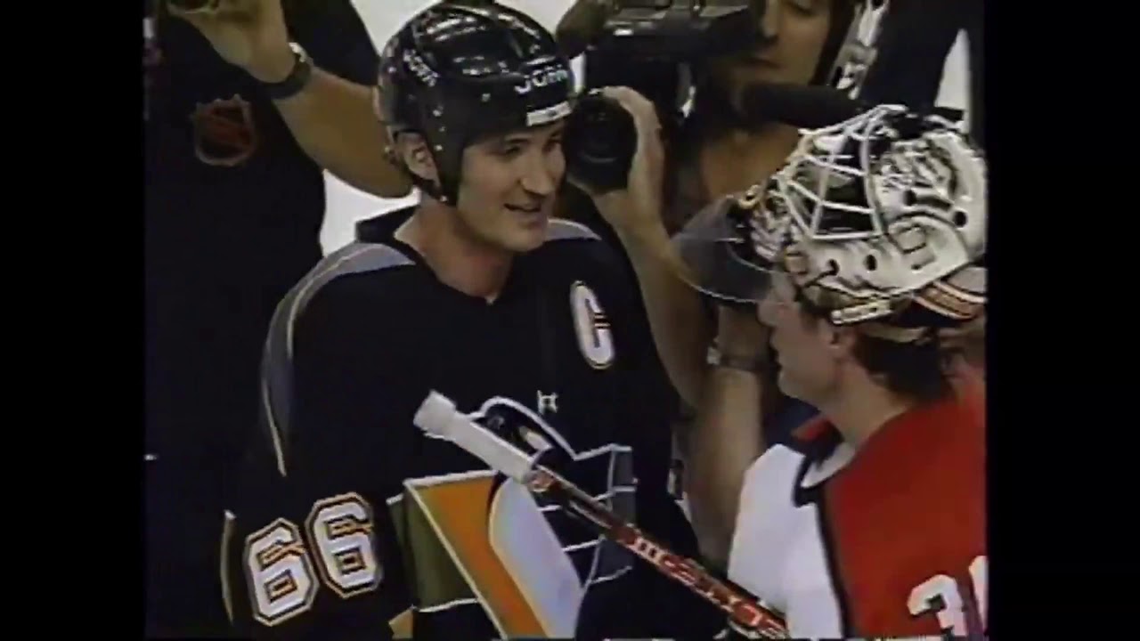 Flyers fans cheer Mario Lemieux before first retirement - 1997 ECQF Game 5