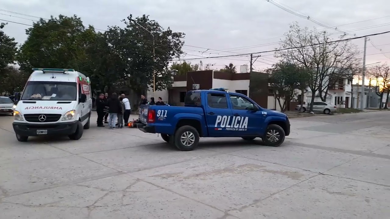 Accidente entre una moto y una camioneta en la céntrica esquina de San Martín y Colón en Vera
