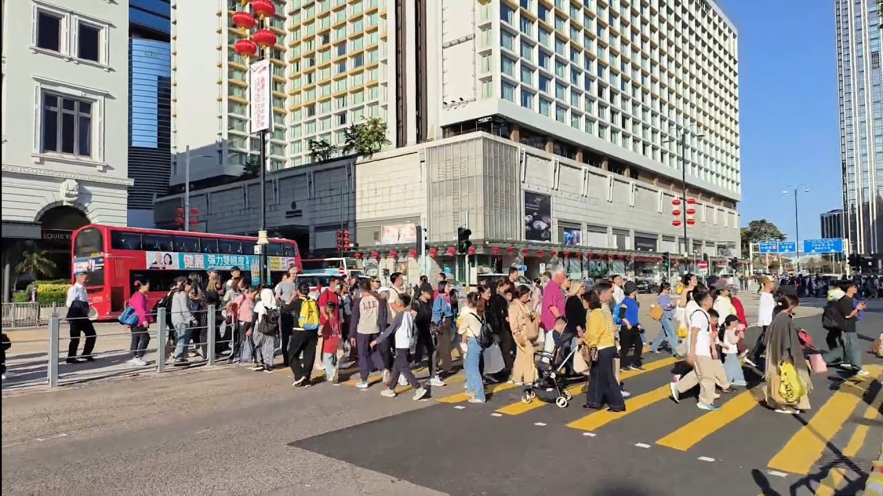 春節假期，遊客都來尖沙咀玩，坐開篷車觀光