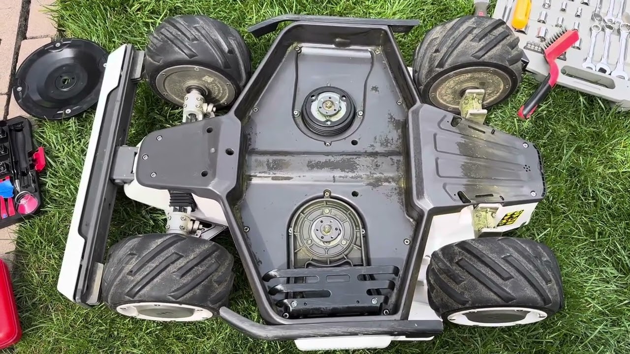 How I Done It - Episode 5: Mammotion Luba 1 AWD 5000 mower deck disassembly & cleaning