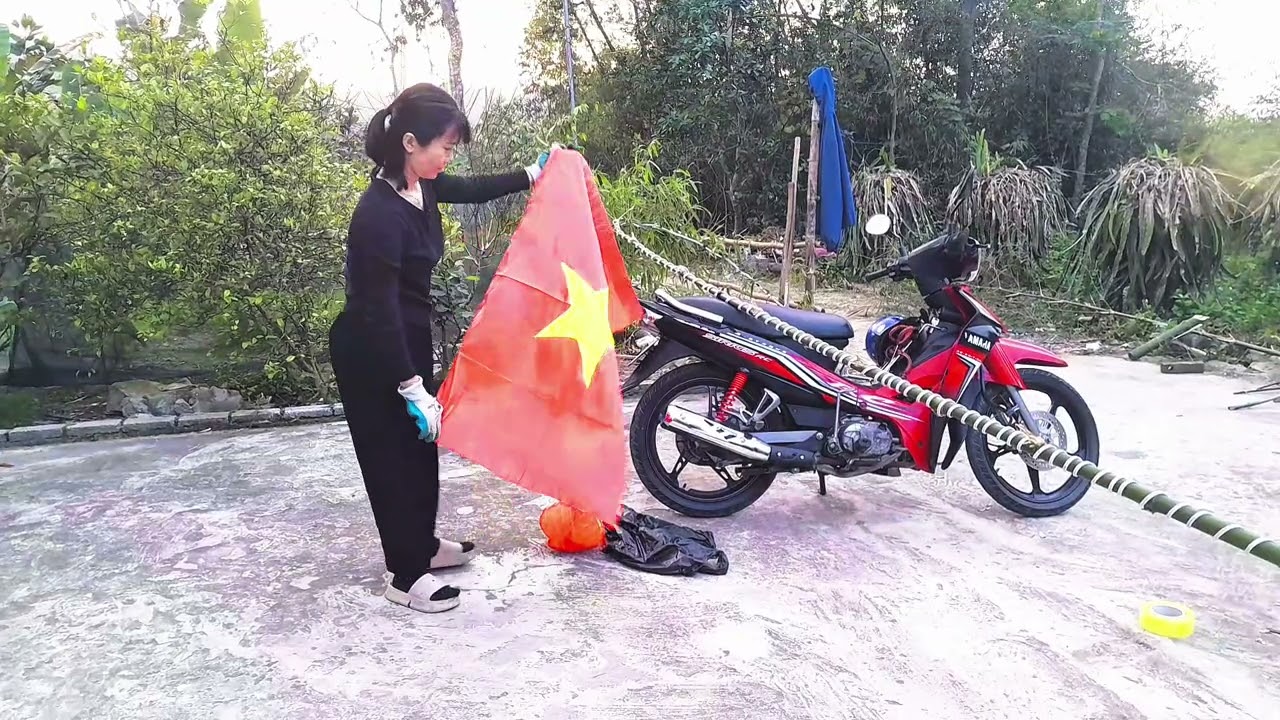 Hai Vợ Chồng Dựng Cây Nêu Và Chuẩn Bị Mọi Thứ Để Đón Tết 
