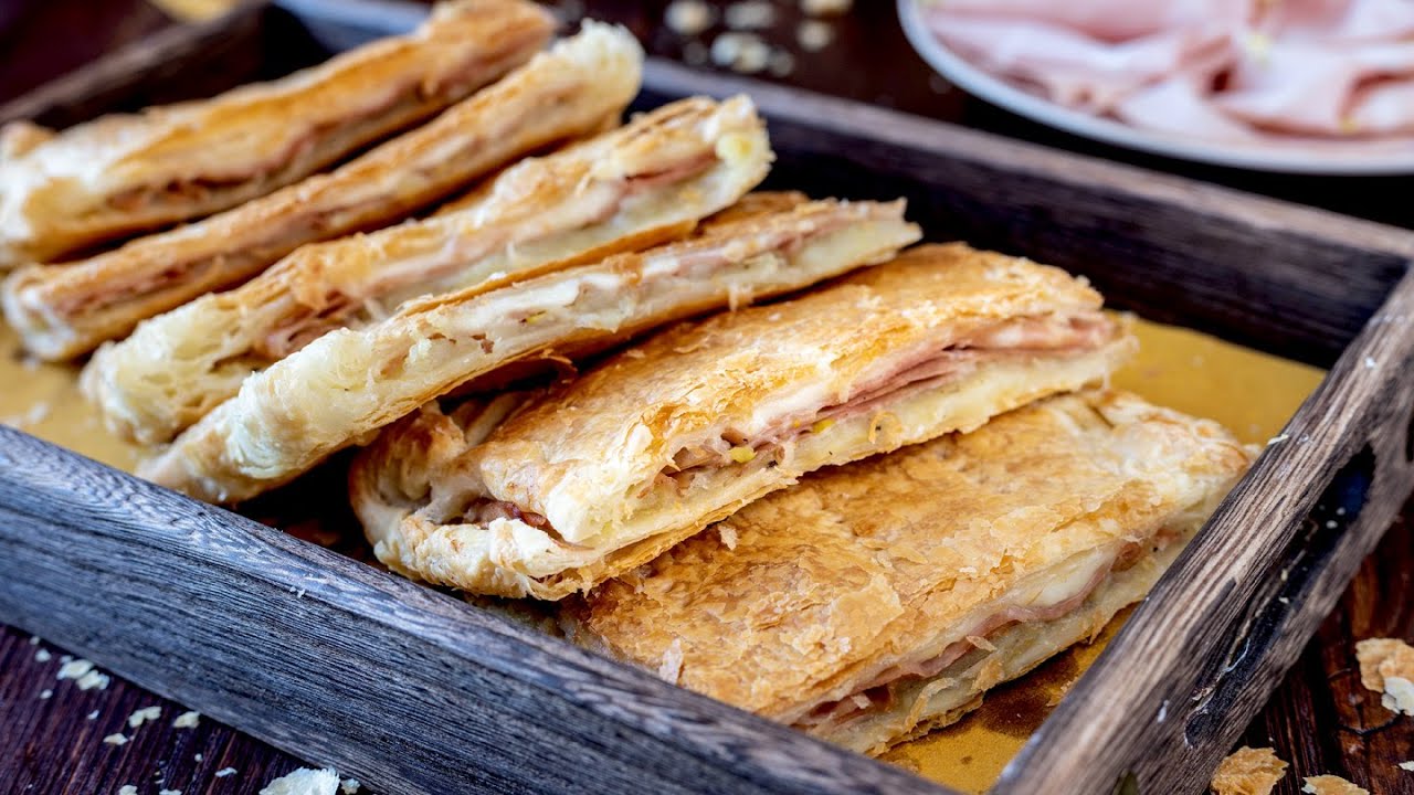 Torta salata di sfoglia ripiena di patate con mortadella e provolone