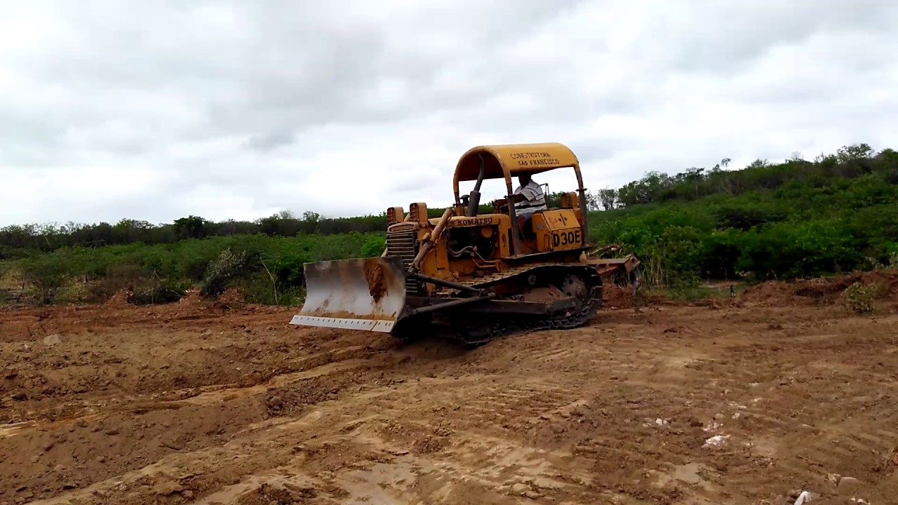 Trator esteira D30 da Komatsu no dia de aula