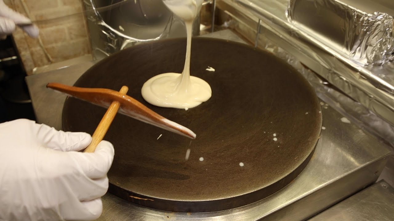 原宿式クレープのパイオニアによるいちごチョコクリームクレープの作り方
