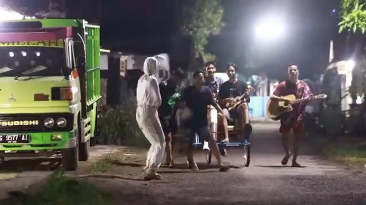Prank Pocong Lucu Bulan Ramadhan Gangguin Orang Lagi Patrol Bangunin Sahur#prank #prankpocong