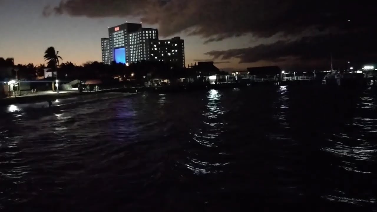 Visitando una playa de Cancún de noche.