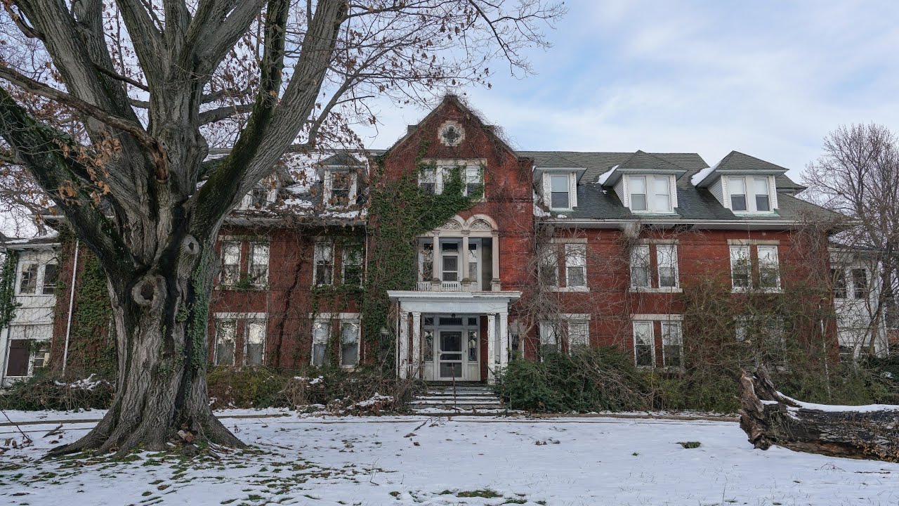 Exploring a Creepy Abandoned Retirement Home - Former Asylum (everything left)