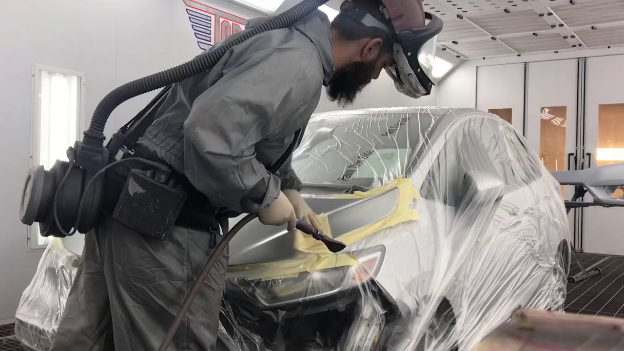 Spraying silver Honda hood with Sikkens Autowave.