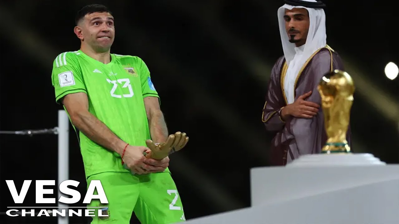 Emiliano Mart&iacute;nez  gesture with Golden Glove trophy