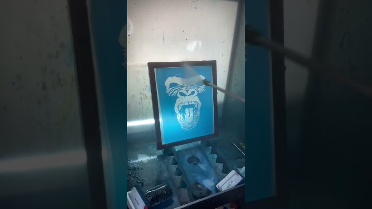 Learn how to Burn a Screen for Screen Printing ❤️🤘 #screenprinting #short