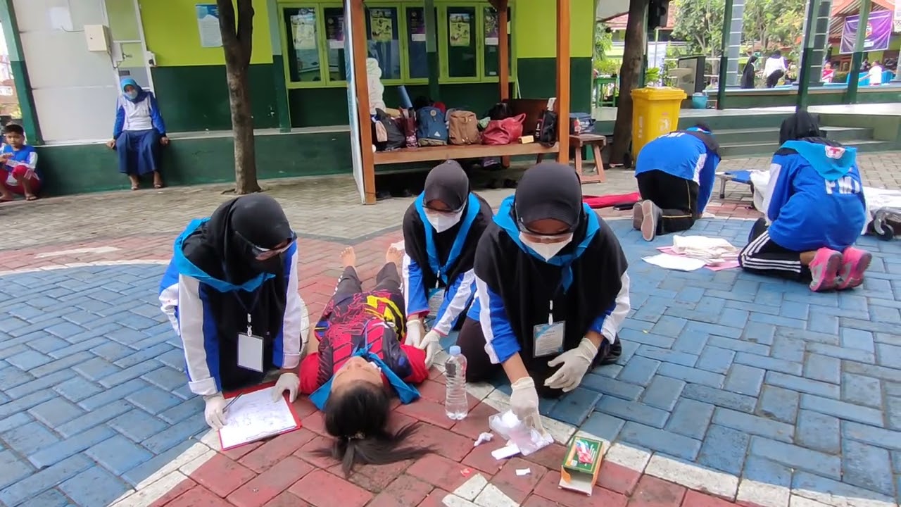 Simulasi Pertolongan Pertama PMR Madya SMPN 5 Ponorogo