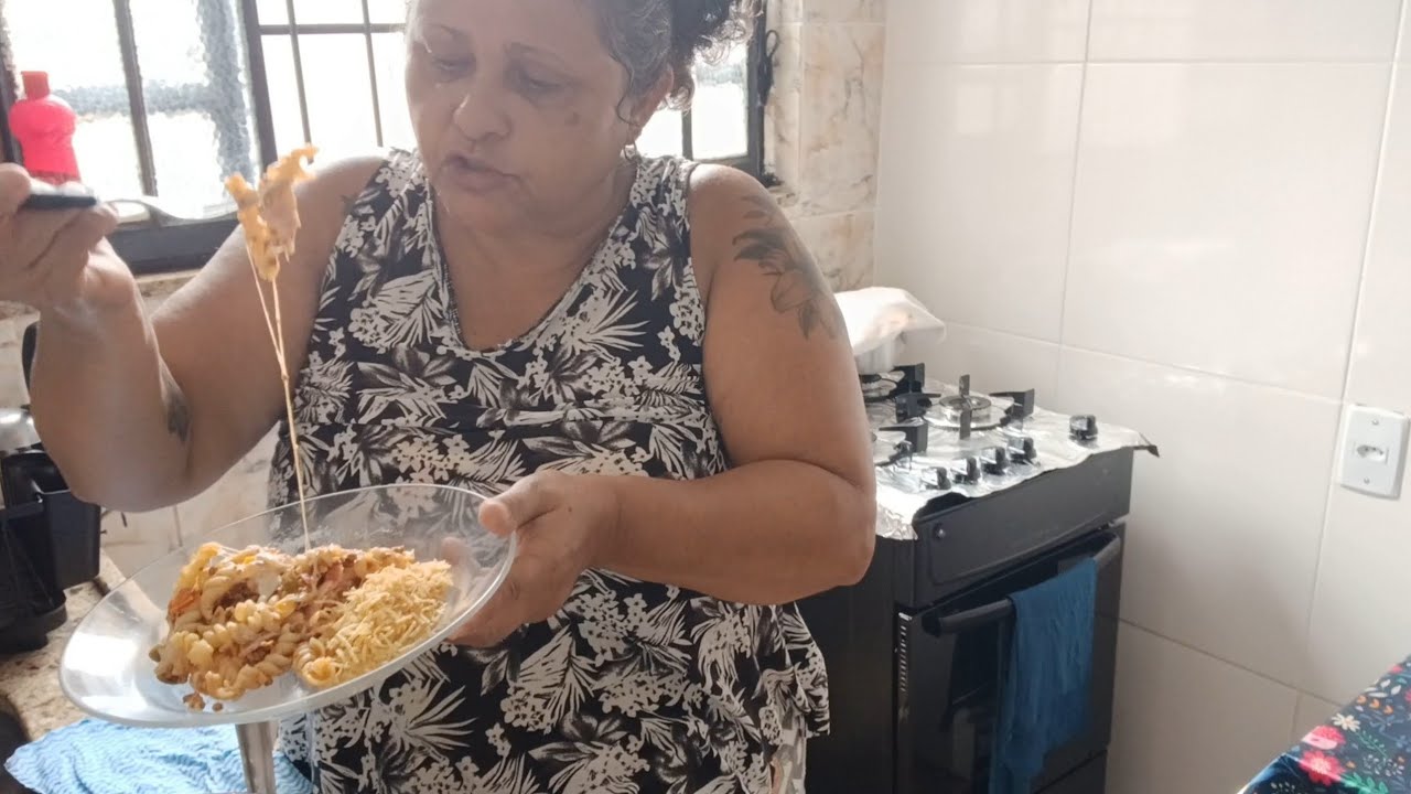 MACARRÃO DE FORNO COM CARNE MOÍDA, REQUEIJÃO, QUEIJO E PRESUNTO. FICOU SIMPLESMENTE DELICIOSO 😋 