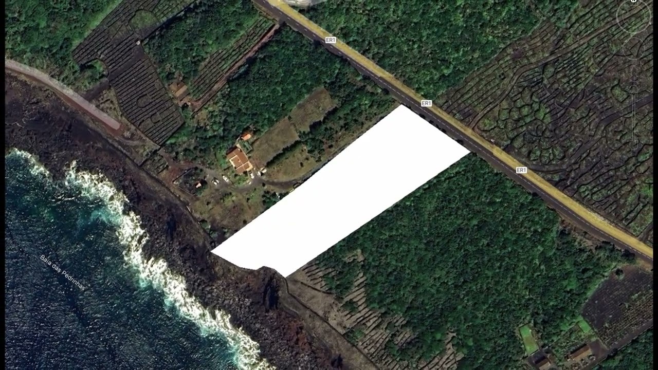 Large plot by the sea for building on Pico Island