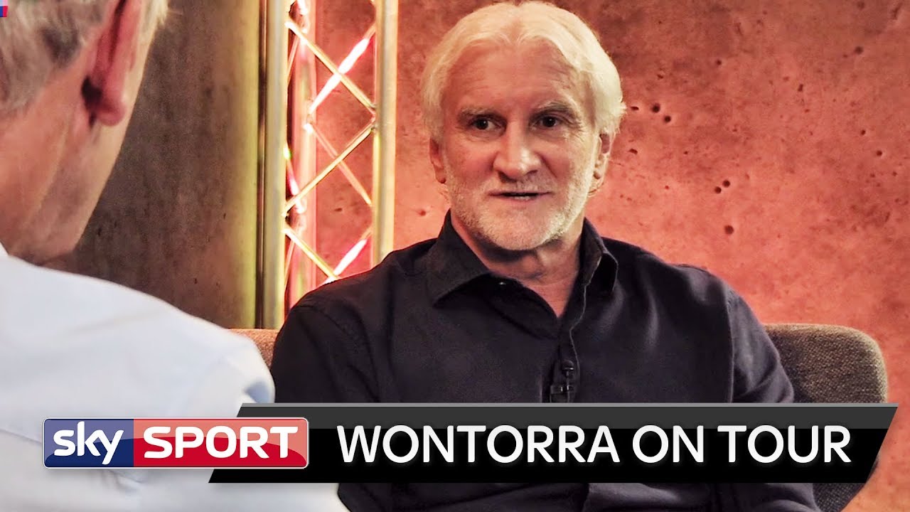Diskussionen um Meisterschaft, Abstieg & Fu&szlig;ballkultur mit Rudi V&ouml;ller | Wontorra On Tour