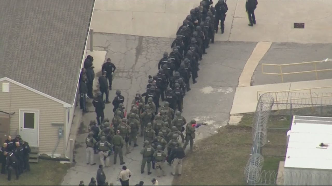 Prison guards held hostage