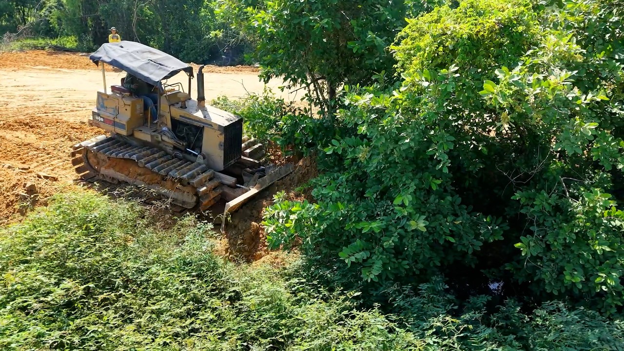 WONDERFUL.OPERATED OF FILLING FLOODED LAND NEXT TO THE ROADS USE KOMAT'SU DOZER