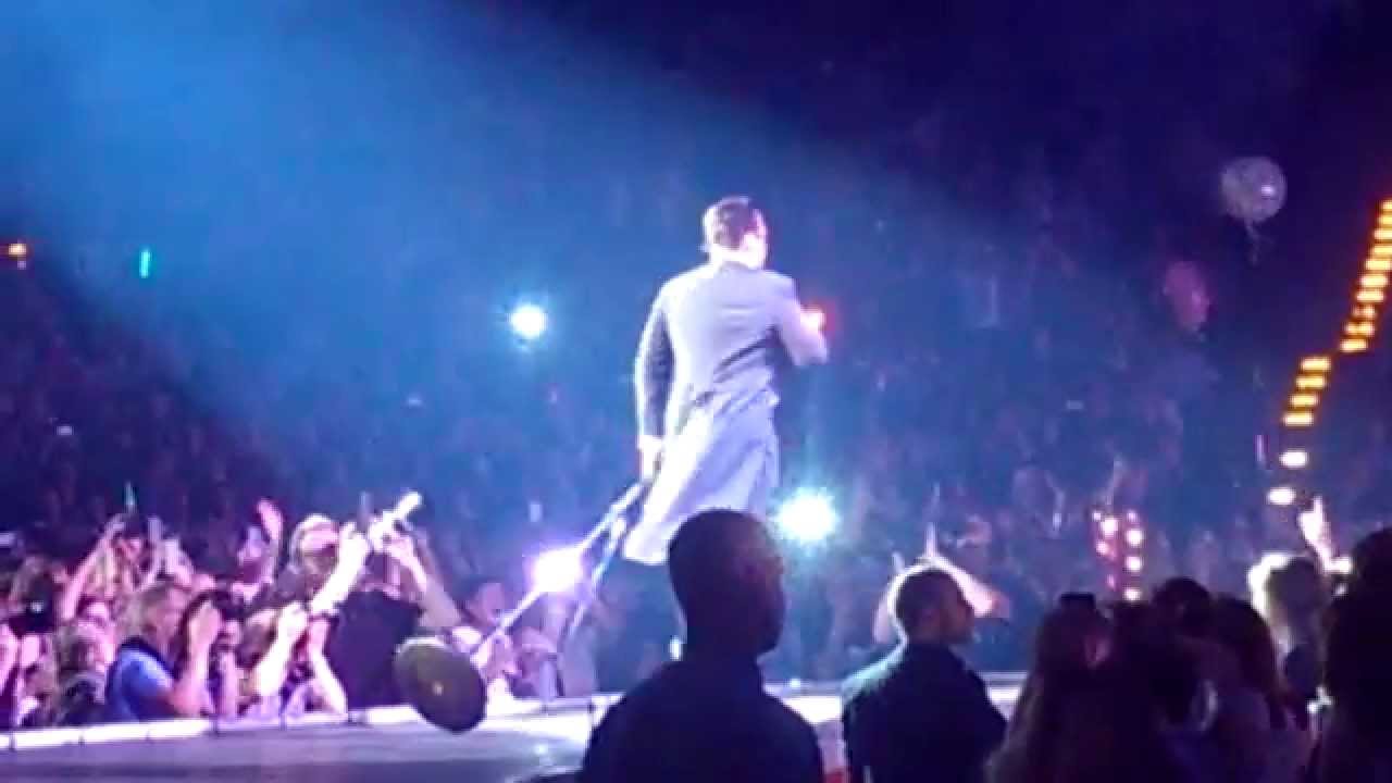 Robbie Williams - Intro + Shine My Shoes (live@o2 World Hamburg)
