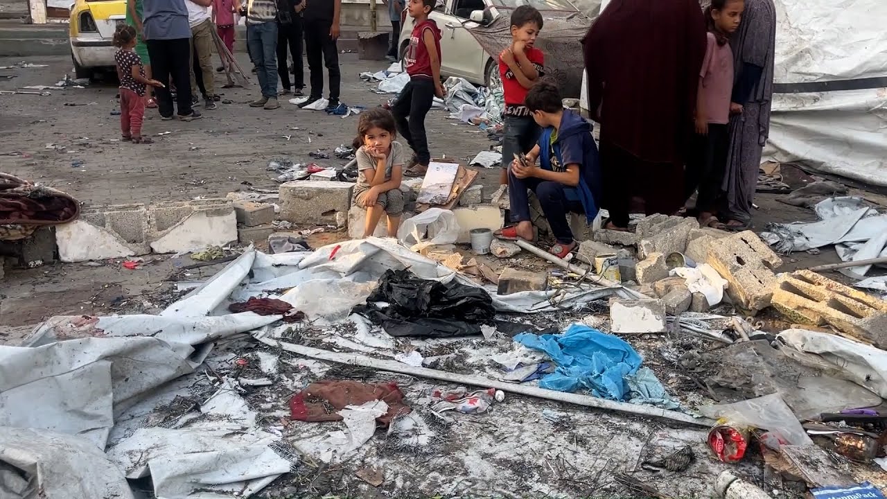 نازحون يتفقدون آثار القصف الإسرائيلي على مدرسة الماجدة وسيلة في مدينة غزة