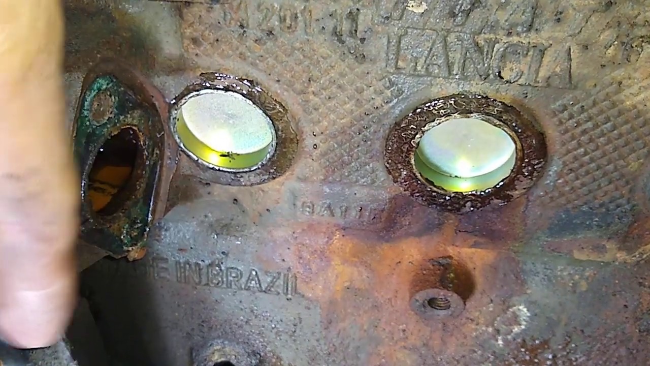 Colocando os selos que ficam atrás do coletor escapamento Palio motor fiasa